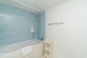 Spacious 2 Bed Southville Flat Near Harbourside