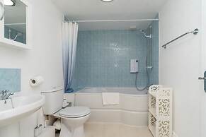 Spacious 2 Bed Southville Flat Near Harbourside