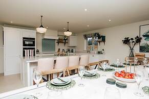 Hayward House Hot Tub Large Garden - From 1100 Per Night