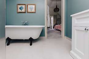 Hayward House Hot Tub Large Garden - From 1100 Per Night