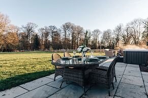 Hayward House Hot Tub Large Garden - From 1100 Per Night