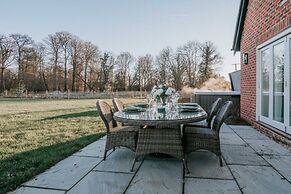 Hayward House Hot Tub Large Garden - From 1100 Per Night