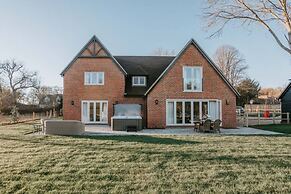 Hayward House Hot Tub Large Garden - From 1100 Per Night