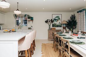 Hayward House Hot Tub Large Garden - From 1100 Per Night