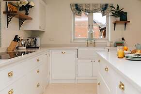 Hayward House Hot Tub Large Garden - From 1100 Per Night