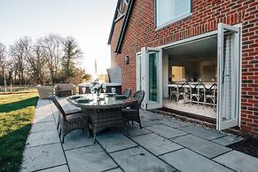 Hayward House Hot Tub Large Garden - From 1100 Per Night