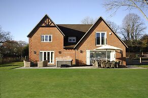 Hayward House Hot Tub Large Garden - From 1100 Per Night