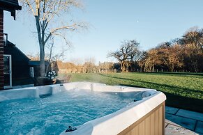 Hayward House Hot Tub Large Garden - From 1100 Per Night