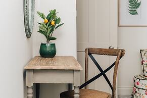 Hayward House Hot Tub Large Garden - From 1100 Per Night