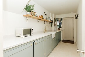 Hayward House Hot Tub Large Garden - From 1100 Per Night