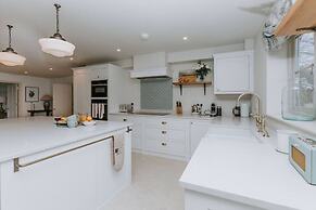 Hayward House Hot Tub Large Garden - From 1100 Per Night