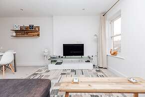 Central Modern Flat Sleeps 6 - Dedicated Parking - From 125 Per Night
