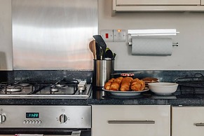 Central Modern Flat Sleeps 6 - Dedicated Parking - From 125 Per Night