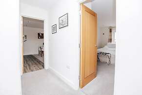Central Modern Flat Sleeps 6 - Dedicated Parking - From 125 Per Night
