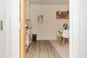 Central Modern Flat Sleeps 6 - Dedicated Parking - From 125 Per Night