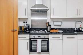Central Modern Flat Sleeps 6 - Dedicated Parking - From 125 Per Night