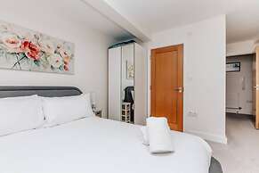 Central Modern Flat Sleeps 6 - Dedicated Parking - From 125 Per Night