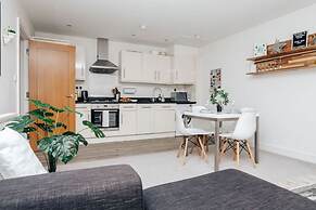 Central Modern Flat Sleeps 6 - Dedicated Parking