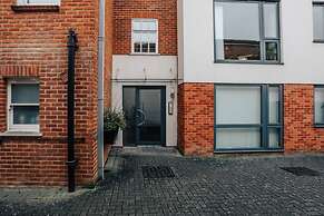 Central Modern Flat Sleeps 6 - Dedicated Parking - From 125 Per Night