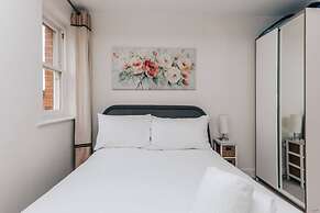 Central Modern Flat Sleeps 6 - Dedicated Parking - From 125 Per Night