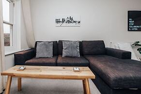 Central Modern Flat Sleeps 6 - Dedicated Parking - From 125 Per Night