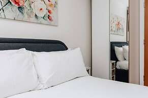 Central Modern Flat Sleeps 6 - Dedicated Parking - From 125 Per Night