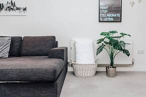 Central Modern Flat Sleeps 6 - Dedicated Parking - From 125 Per Night