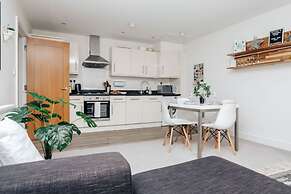 Central Modern Flat Sleeps 6 - Dedicated Parking - From 125 Per Night