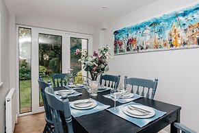 Montpellier House Centrally Located Large Garden - From 300 Per Night