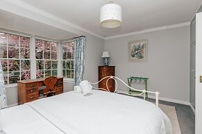 Montpellier House Centrally Located Large Garden - From 300 Per Night