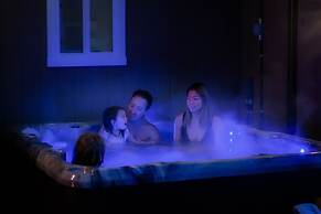 Barefoot Villas Cabin 2 Moose w/ Hot Tub