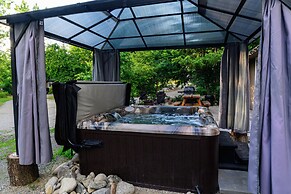 Barefoot Villas Cabin 2 Moose w/ Hot Tub