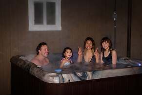 Barefoot Villas Cabin 2 Moose w/ Hot Tub