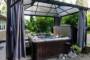 Barefoot Villas Cabin 2 Moose w/ Hot Tub