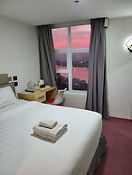 SEMPRE PREMIER INN MACTAN AIRPORT HOTEL