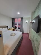 SEMPRE PREMIER INN MACTAN AIRPORT HOTEL
