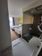 SEMPRE PREMIER INN MACTAN AIRPORT HOTEL