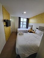 SEMPRE PREMIER INN MACTAN AIRPORT HOTEL