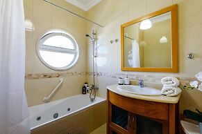 Sea view Apartment with 3 spacious Terraces & 2 Swimming pools