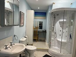 Blaydonburn - Sleeps 4,5 - Parking - Hottub - Yard