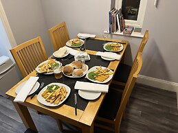 Blaydonburn - Sleeps 4,5 - Parking - Hottub - Yard