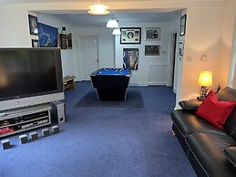 Blaydonburn - Sleeps 4,5 - Parking - Hottub - Yard