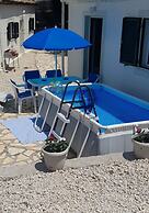 Lovely Studio in Strinilas With its own Pool