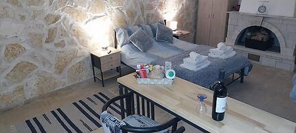 Lovely Studio in Strinilas With its own Pool