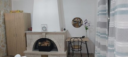Lovely Studio in Strinilas With its own Pool