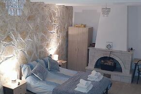 Lovely Studio in Strinilas With its own Pool