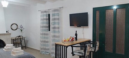 Lovely Studio in Strinilas With its own Pool