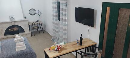 Lovely Studio in Strinilas With its own Pool