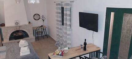 Lovely Studio in Strinilas With its own Pool