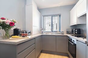 Elliot Oliver - Cosy 2 Bedroom Town Centre Apartment